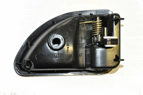 Levá klika předních dveří vnitřní - černá