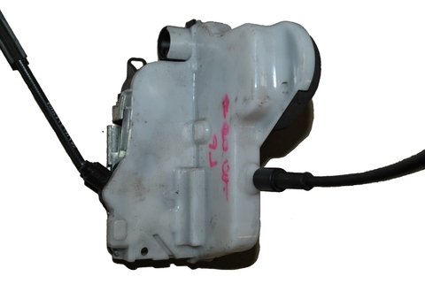 Pravý zámek předních dveří (bez centrálu)