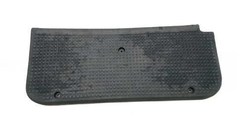 Plastový kryt podlahy u levých bočních posuvných dveří