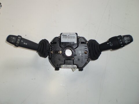 Přepínací páčka (automat. zapínání světel, tempomat, dešťové čidlo, ovládání rádia na volantu) -03