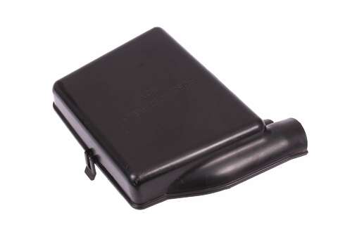 Kryt pojistkové skříně v motoru