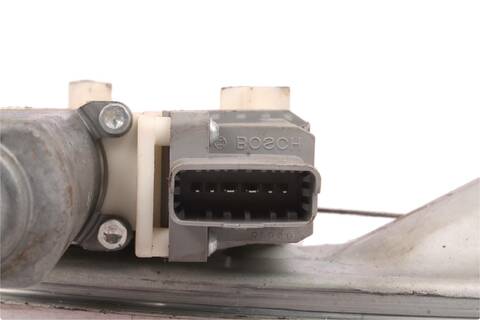 Levá zadní stahovačka (velký oválný konektor)