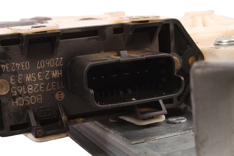 Levá přední stahovačka (velký oválný konektor)