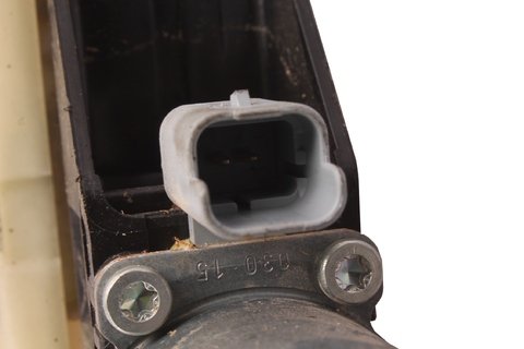 Pravá přední stahovačka (malý oválný konektor)