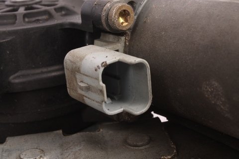 Pravá přední stahovačka (oválný konektor) 5DV