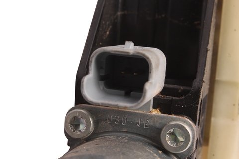 Pravá přední stahovačka (oválný konektor) 5DV 9222F8