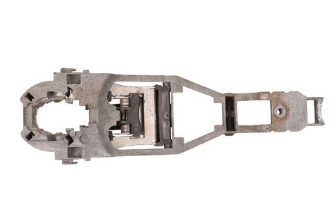 Třmen kliky levý přední kov 1U0837885B