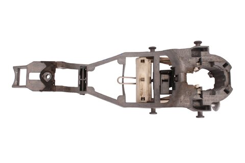 Třmen kliky levý 5J0837885B