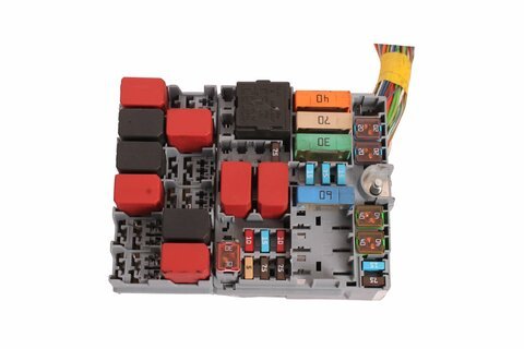 Pojistková skřínka u motoru